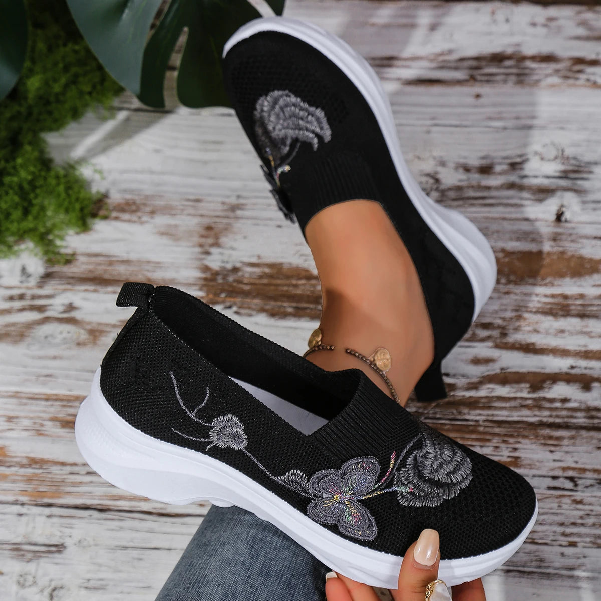 Women's Embroidered Canvas Slip-On Shoes – Lightweight Summer Flats