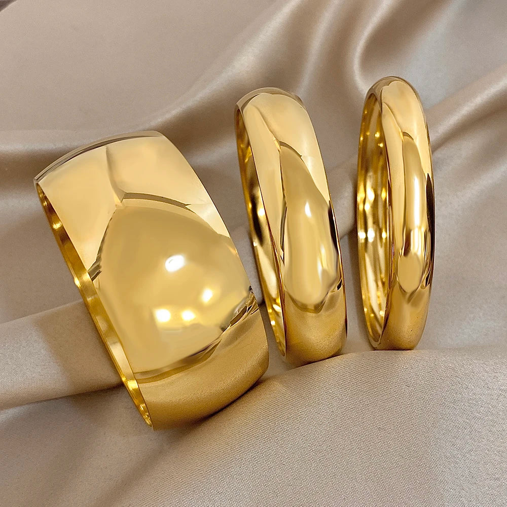 Luxe Twist Gold Bangle